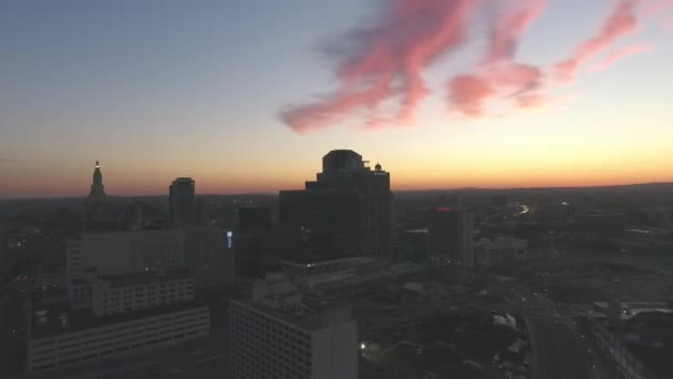 Aerial Sunset Pan Poza Miastem — Wideo stockowe