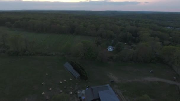 Spätliche Dusk Aerial Shot Einer Kleinen Gemeinschaft — Stockvideo