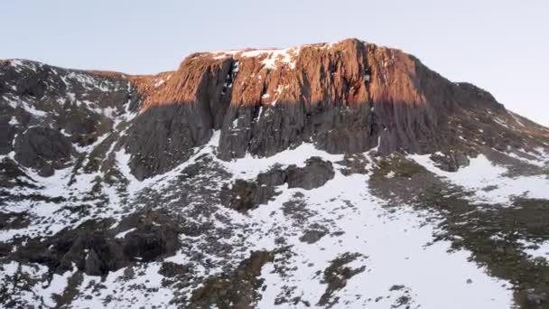 Filmato Aereo Drone Rivelando Una Ripida Drammatica Parete Rocciosa Montagna — Video Stock