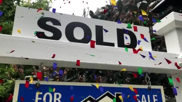 Satıldı Yeni Bir Evin Satın Alınmasını Kutluyoruz Gökyüzünden Renkli Konfeti — Stok video