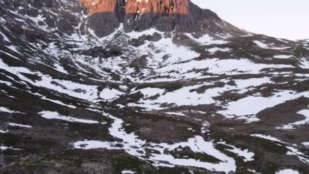 Flygdrönare Bilder Avslöjar Hutchison Memorial Bothy Och Varm Soluppgång Över — Stockvideo