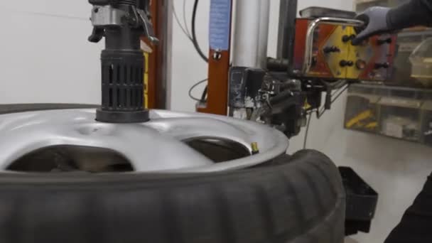 Lastik Dükkanında Otomatik Makineyle Lastikten Inmek — Stok video