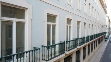 İnsansız hava aracı ile sinematografik montaj: pencere, şehir sokakları, arabalar, binalar, şehir manzarası, insanlar, pencereler, mimarisi olan binanın önünde kaydırma.