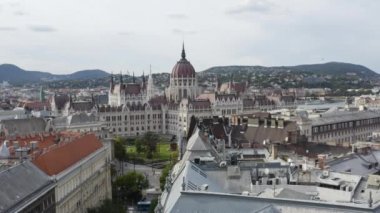 AERİAL - Macaristan Budapeşte 'deki Macar Parlamento Binası, geniş açılı kamyon sağda