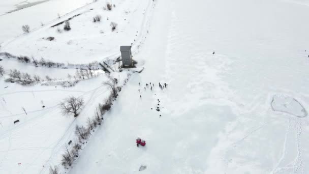 アイスホッケー仲間は 冷凍マーティンデール池で一緒になります ポートDalhousie オンタリオ州 — ストック動画