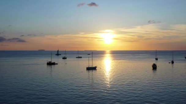 Atardecer Tranquilo Mar Con Algunos Barcos Fondo Línea Del Horizonte — Vídeos de Stock