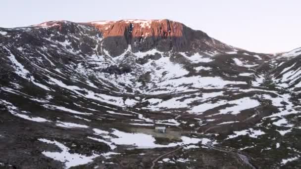 Rekaman Drone Udara Mengungkapkan Hutchison Memorial Bothy Dan Matahari Terbit — Stok Video