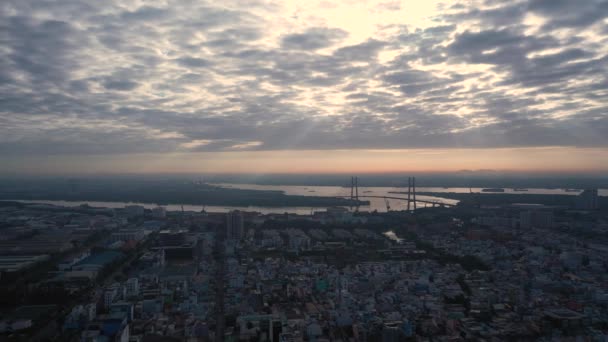 Pohled Drone Letící Přes Doky Velkému Visutému Mostu Přes Řeku — Stock video