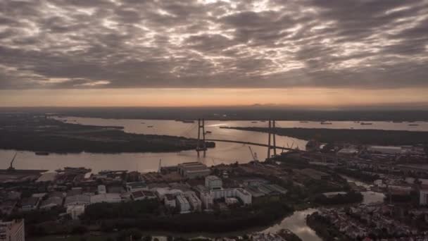Drone Hyperlapse Repül Dokkok Felé Nagy Felfüggesztés Híd Felett Egy — Stock videók