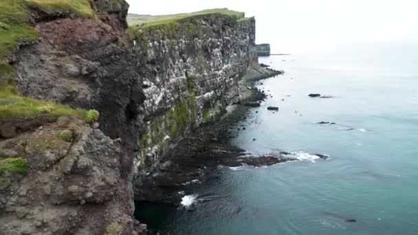 冰岛韦斯特峡湾Latrabjarg海角的鸟类悬崖 岩石悬崖 — 图库视频影像