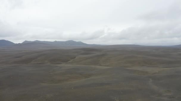 Воздушная Панорама Обширного Черного Пейзажа Пустыни Исландии Ppl Right — стоковое видео