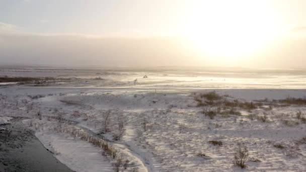 Paesaggio Invernale All Alba Flusso Che Scorre Attraverso Campo Innevato — Video Stock