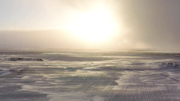 Kışın Karlı Tarlaların Yolların Üzerinde Parlayan Bulutlu Parlak Güneş Karanlığı — Stok video