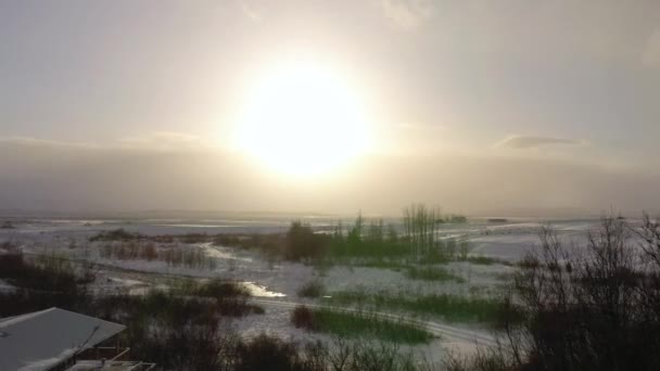 Luz Del Sol Brillante Sobre Paisaje Nieve Con Río Que — Vídeos de Stock