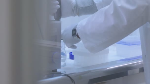 Técnico Laboratório Com Luvas Brancas Protetoras Trabalhando Com Equipamentos Científicos — Vídeo de Stock