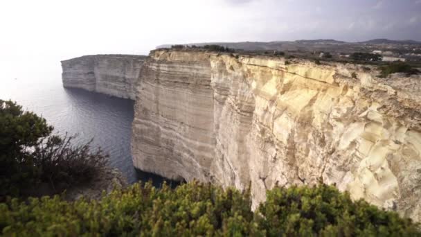Paisagem Deslumbrante Penhascos Sanap Ilha Gozo Andando Para Trás Partir — Vídeo de Stock