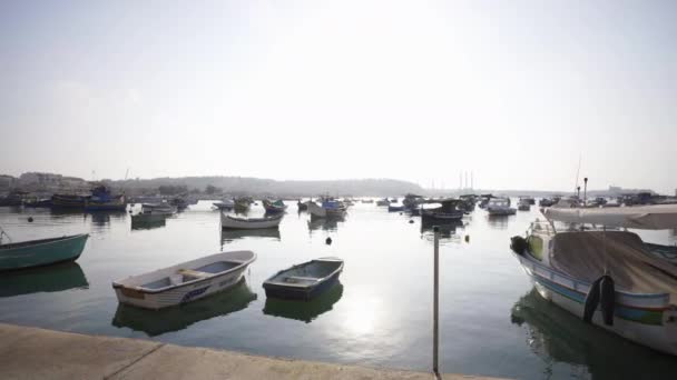 Мальтийский Рыболовный Флот Marsaxlook Пришвартовался Днем — стоковое видео