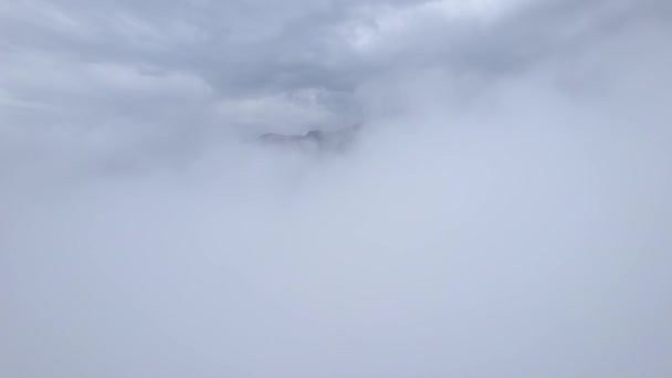 Drone Passando Por Nuvens Altas Estáticas Brancas Onde Gama Montanhas — Vídeo de Stock