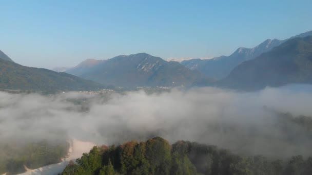 Vista Aérea Del Valle Soca Eslovenia Dron Volando Través Niebla — Vídeos de Stock