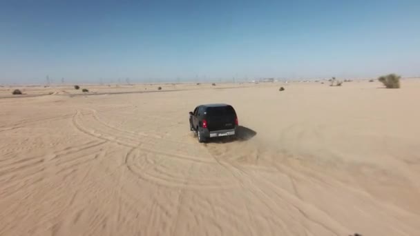 越野车在沙漠中的慢动作Fpv无人机夹持 — 图库视频影像