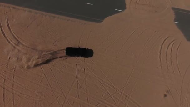 Slow Motion Fpv Drone Clip Της Road Car Στην Έρημο — Αρχείο Βίντεο