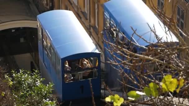 Kortste Kabelbaan Zagreb Handheld — Stockvideo