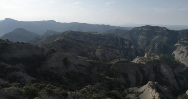 从矮山中的岩石山中眺望 — 图库视频影像
