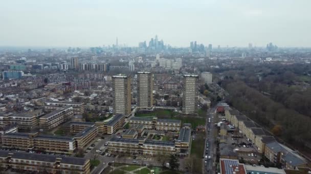 Londra Apartman Kuleleri Olan Sinematik Hava Görüntüleri — Stok video