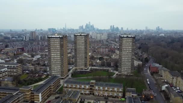 Londra Daki Apartman Kulesine Doğru Giden Hava Uçuşu — Stok video