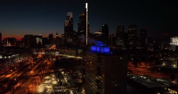 Городской Пейзаж Ночью Небоскрёбы Пробки Темный Вечер Свежий Зимний Снег — стоковое видео