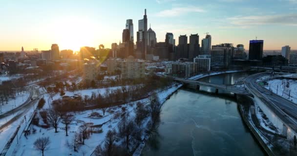 Horizonte Filadelfia Filadelfia Invierno Nieve Amanecer Escena Río Schuylkill Congelado — Vídeos de Stock
