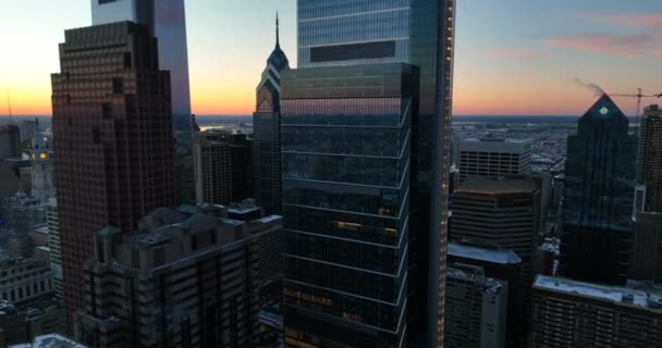 Byens Skyskrabere Natten Dramatisk Lys Ved Solnedgang Vinter Sne Tagterrassen – Stock-video