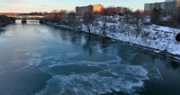 Frozen Schuylkill River Art Museum Inglés Escena Nieve Invierno Parque — Vídeos de Stock