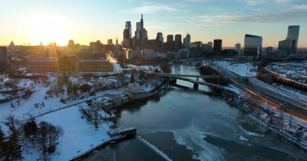 Philadelphie Aérienne Établissant Tir Dans Neige Hiver Lever Soleil Rivière — Video