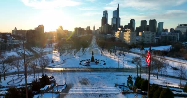 Philadelphia Skyline Winterlichen Schnee Amerikanische Flagge Kunstmuseum Ben Franklin Parkway — Stockvideo