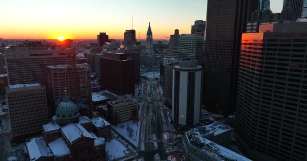 Sunrise Dawn Opgenomen Het Centrum Van Stad Zonlicht Reflecteert Torens — Stockvideo