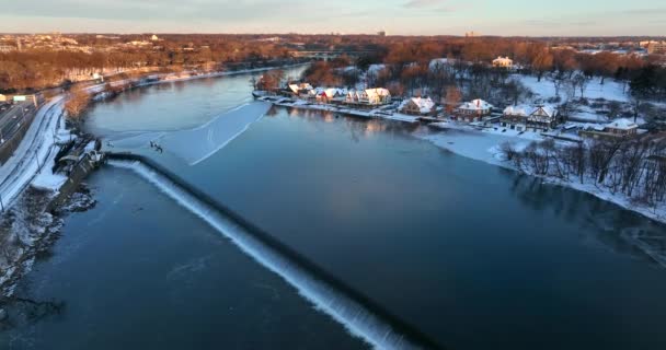 Fairmount Park Boothuis Rij Door Bevroren Schuylkill River Philadelphia Winter — Stockvideo