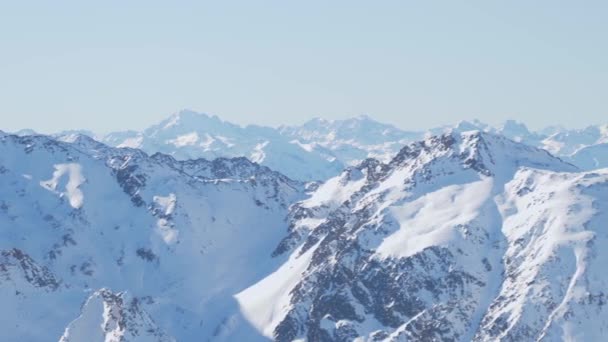 アルプスの岩峰 冬の日でいっぱいの雪のアルパイン塊のライン パンショット — ストック動画