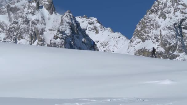 2人のハイカー 雪に覆われた山道でのトレッキング 日当たりの良い オーストリアの冬の日 静的な景色 — ストック動画