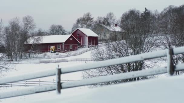 Παλιά Κτίρια Μια Χιονισμένη Φάρμα Μακρινή Θέα Τηλεοπτική Λήψη — Αρχείο Βίντεο