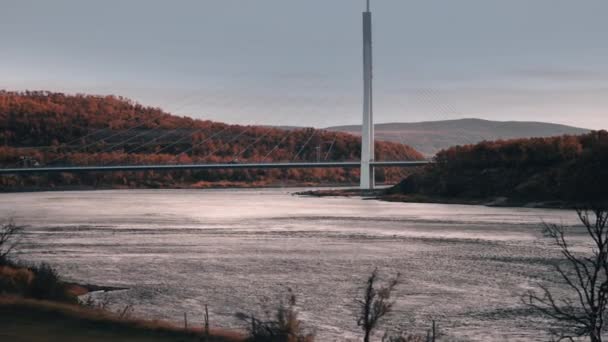 这座新造的桥横跨挪威北部的塔纳河 慢动作 转盘跟着左边 — 图库视频影像