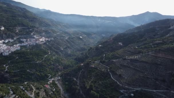 Drone Sobre Valle Entre Montañas Pequeño Pueblo Curvas Calles Montaña — Vídeos de Stock