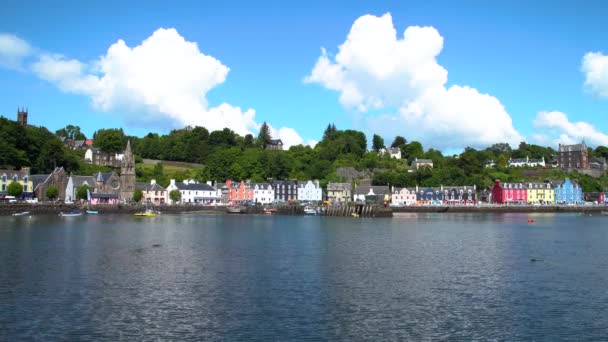 Várias Casas Coloridas Beira Mar Construídas Aldeia Tobermory Dia Ensolarado — Vídeo de Stock