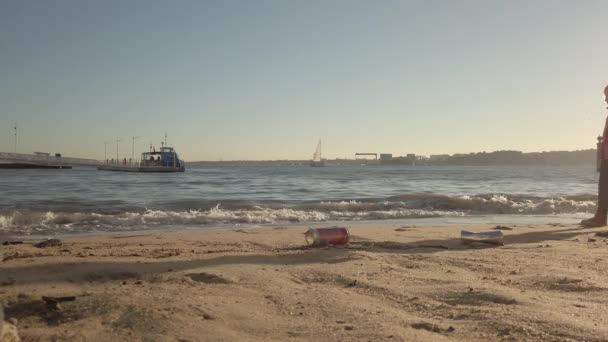 Lattine Vuote Sulla Spiaggia Bambini Che Godono Estate Concetto Inquinamento — Video Stock