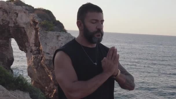 Deniz Kenarında Meditasyon Yapan Bir Adam — Stok video