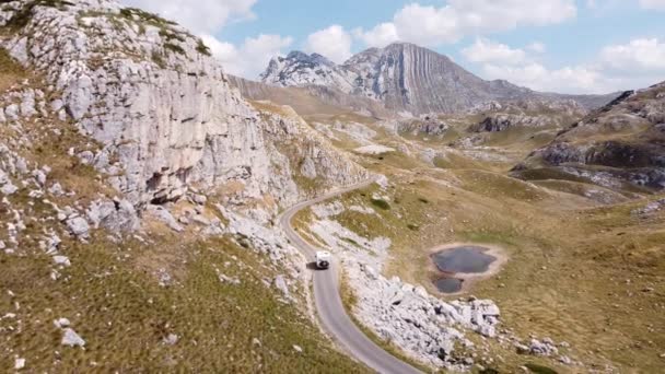 Durmitor Nationalpark Montenegro Wohnmobil Kastenwagen Fährt Durch Die Berge Drohnenblick — Stockvideo