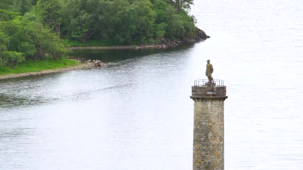 Monumento Histórico Alto Glenfinnan Com Água Calmamente Ondulante Árvores Verdes — Vídeo de Stock