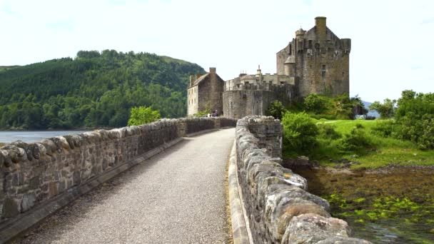 Trevlig Tillfartsväg Över Den Historiska Bron Till Eilean Donan Castle — Stockvideo