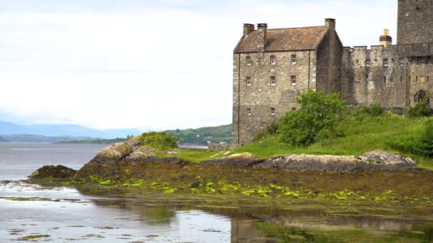 Turistas Trajes Brancos Caminham Sobre Histórico Castelo Eilean Donan Com — Vídeo de Stock