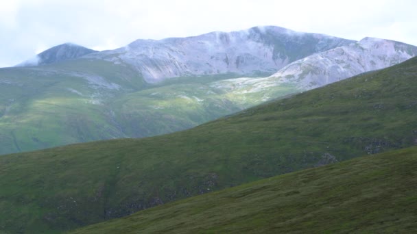 Des Nuages Blancs Suspendus Basse Altitude Déplacent Lentement Sur Montagne — Video